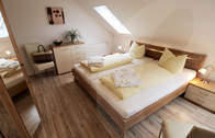 Modern eingerichtete Zimmer (Relaxen Sie in den Zimmern und lassen Sie es sich in den gemütlichen Betten gut gehen.)